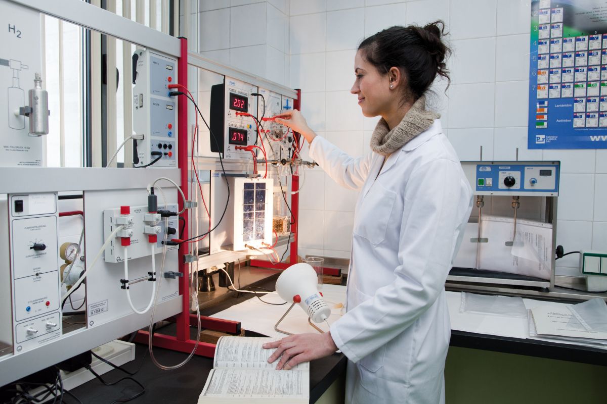 Una   alumna realiza sus prácticas en uno de los laboratorios de la UNED
